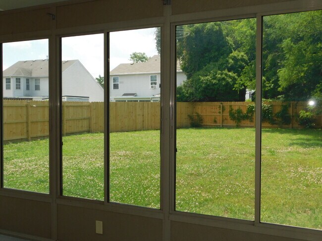 Building Photo - "Spacious 4-Bedroom Gem on Hughart Street with 2.5 Bathrooms and 2108 Sq. Ft. of Comfort!"
