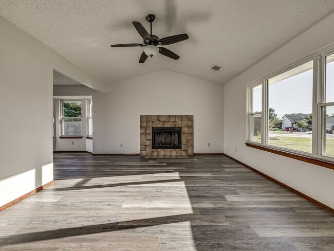 Building Photo - Move in discount / $800 first month rent