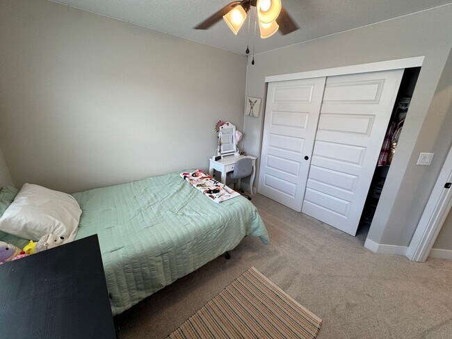Building Photo - Modern 3-Bed, 2-Bath Townhome with Spaciou...