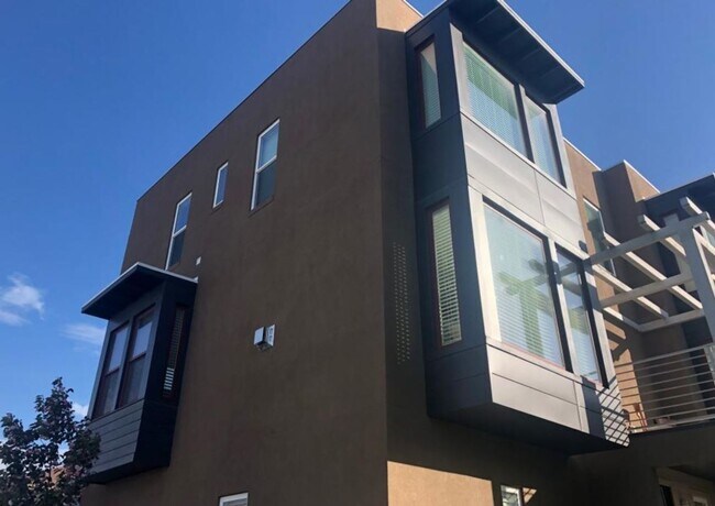 Building Photo - Beautiful 3 Bedroom Townhome in Daybreak!