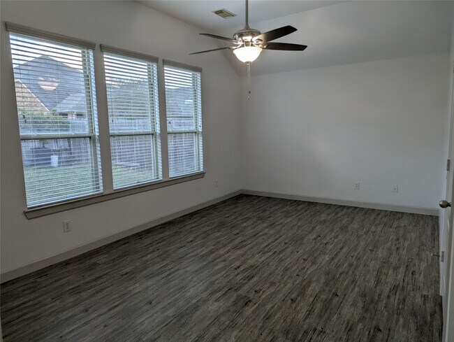 Building Photo - 3651 Raintree Village Dr