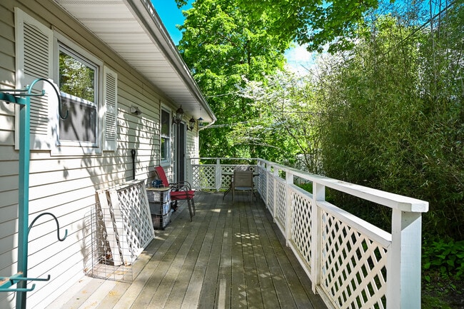 Deck - 3 Linden Pl