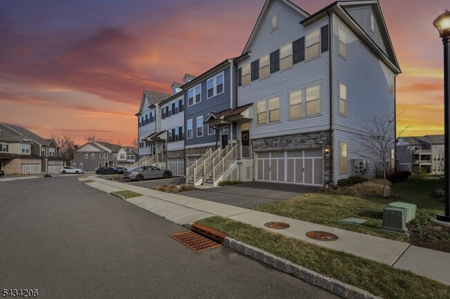 Building Photo - 21 Dahlia Dr