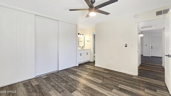 Building Photo - 8055 E Thomas Rd