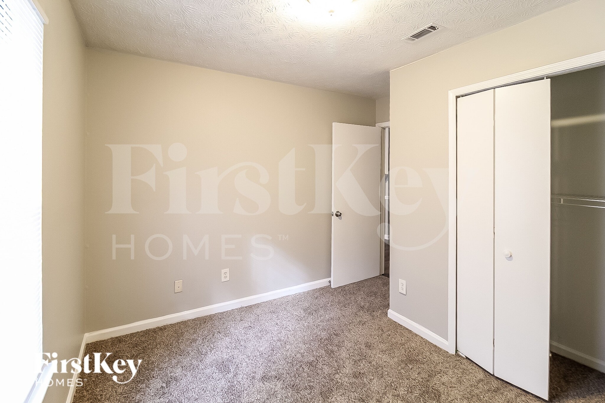 Building Photo - 8920 Woodlake Ct