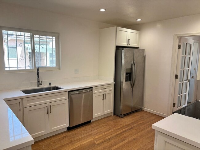 Building Photo - Spacious 3BR, 2Bath House Oakland | $35=00 | Newly Remodeled | Se Habla Español