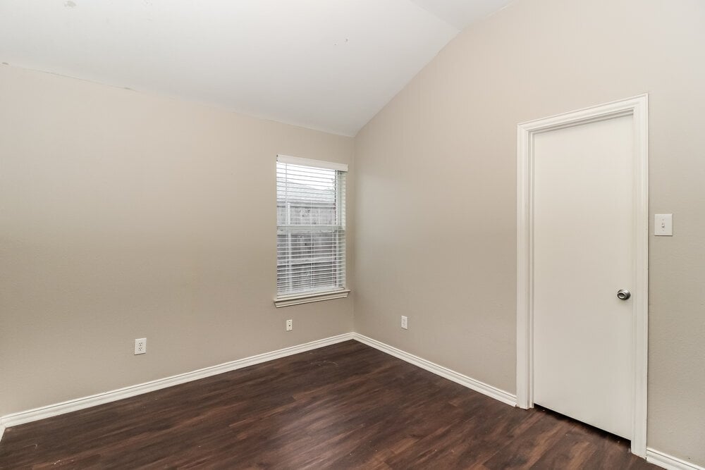 Building Photo - 4901 Fox Ridge Ln