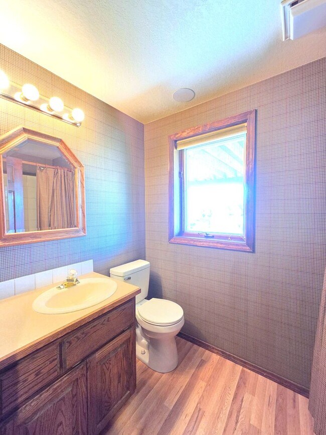 Building Photo - $3,495 - 5 Bed / 4 Baths Stunning Northwood Home with Views