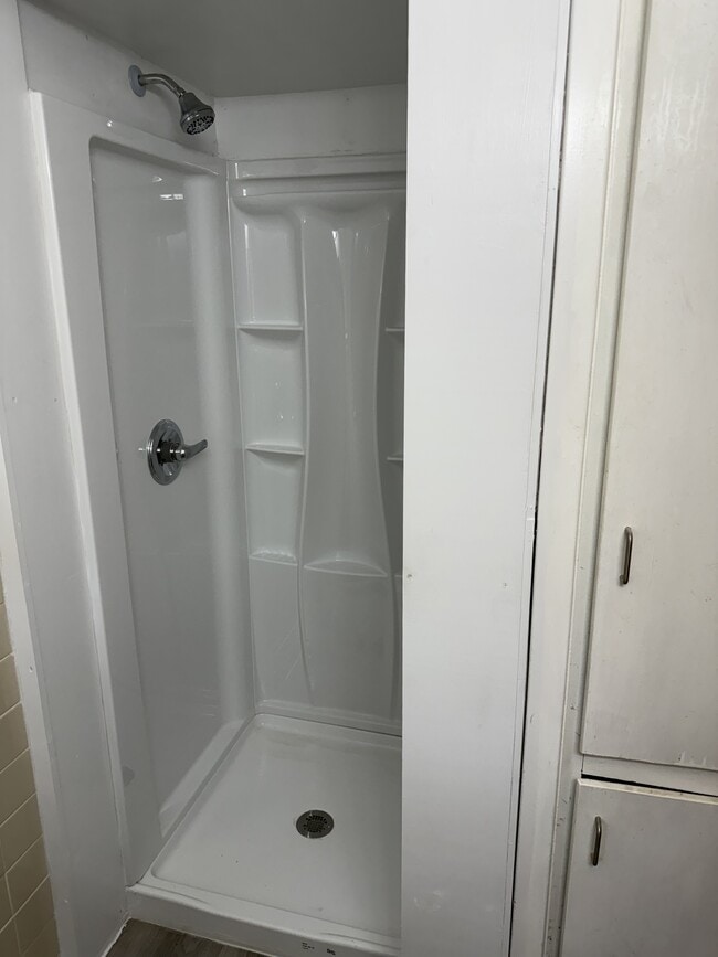 Building Photo - 915 N Spring St