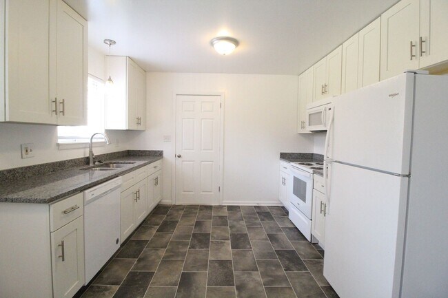 Building Photo - 3 Bedroom 1 Bath Home In Overland Park