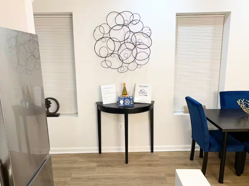 Building Photo - 1600 S Charles St