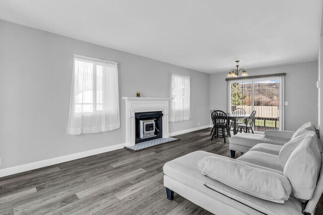 Building Photo - Park Meadows - Brand New Carpeting & Landscaping Included!