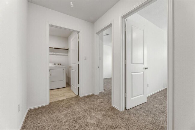 Building Photo - 913 Legends Ln