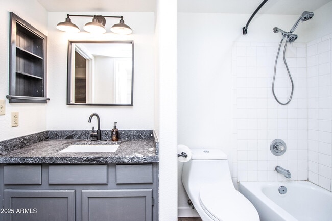 Building Photo - 1318 E Cobb Dr