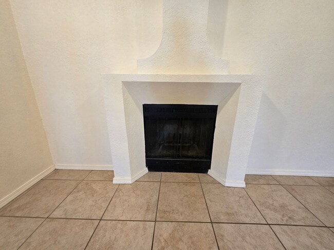 Building Photo - Charming 2 bedroom, 2  bath townhome in desirable area near a Golf Course & a greenspace. Two pat...