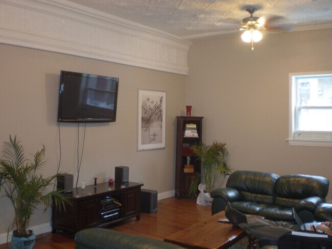 Building Photo - College Rental - South Side