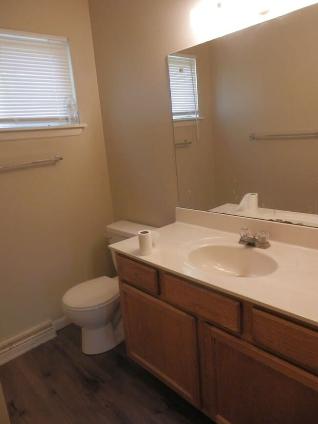 Building Photo - Quality 3 Bedroom 1.5 Bathroom Townhouse