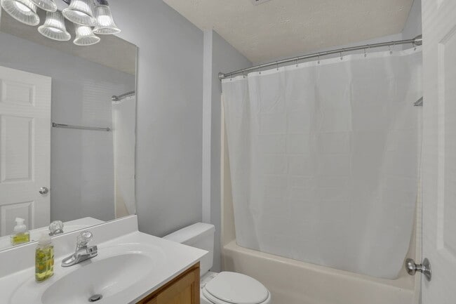 Building Photo - Southern Edge Condo Just Steps from Campus