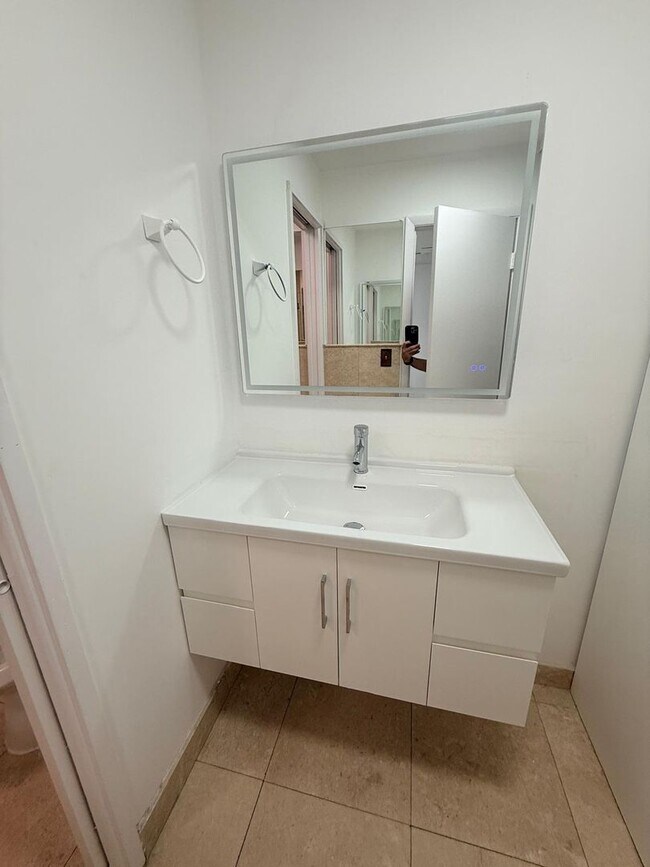 Building Photo - Beautiful Garden Apartment, Move in Condition