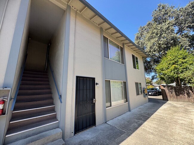 Building Photo - 1046 Benton St