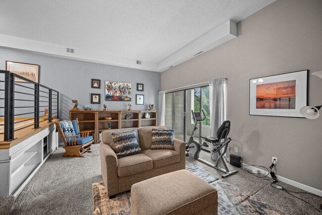 Building Photo - 2bed 2 bath contemporary condo overlooking the Waveland Golf Course