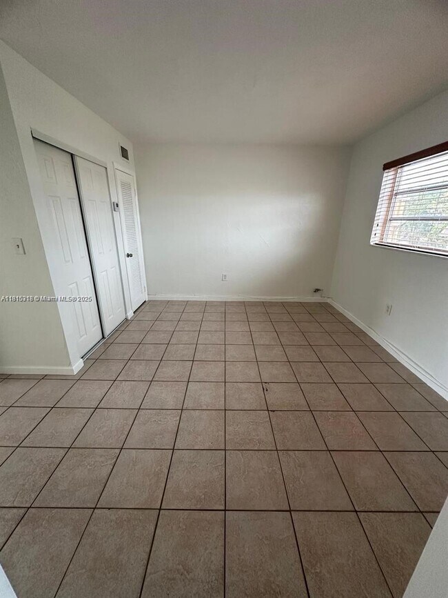 Building Photo - 1230 W 54th St