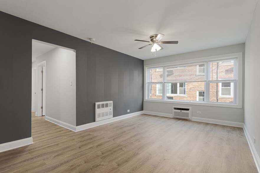 Building Photo - 7639 N Eastlake Ter