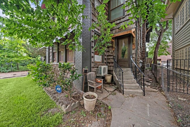 Building Photo - 811 Sul Ross St