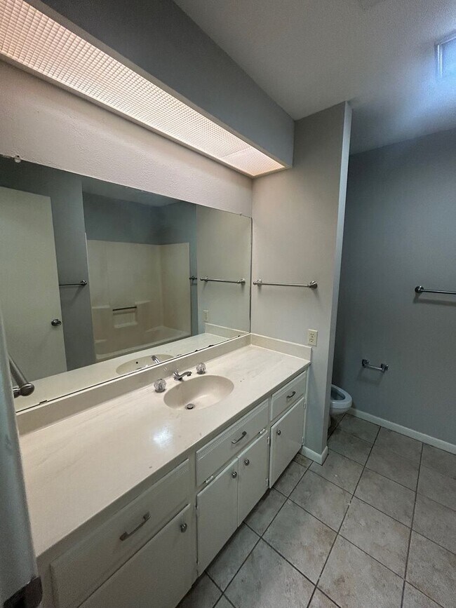 Building Photo - Updated Spacious Townhome