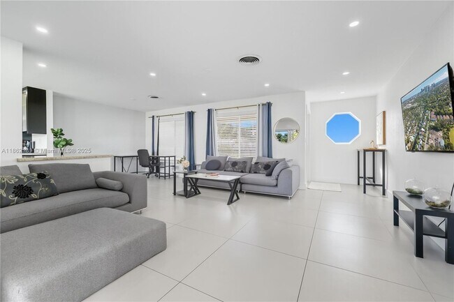 Building Photo - 1709 SW 5th Pl