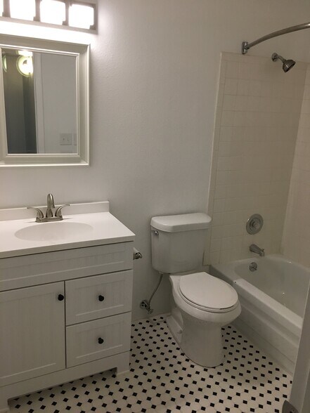 Building Photo - 7110 W 20th Ave