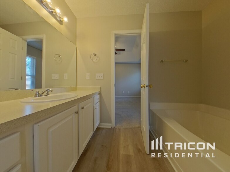 Building Photo - 216 Turtle Creek Dr