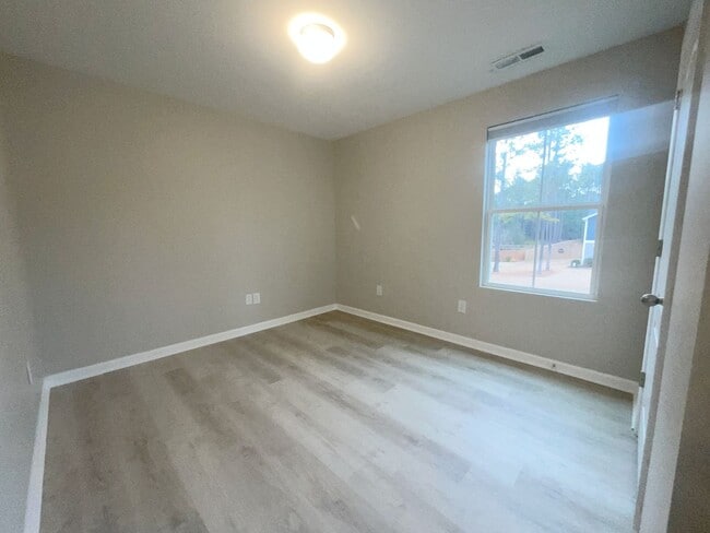 Building Photo - 153 Mildred Wy