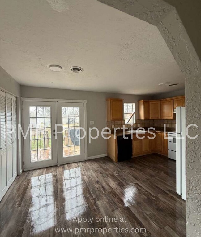 Building Photo - 3 Bedrooms / 2 Bathrooms House
