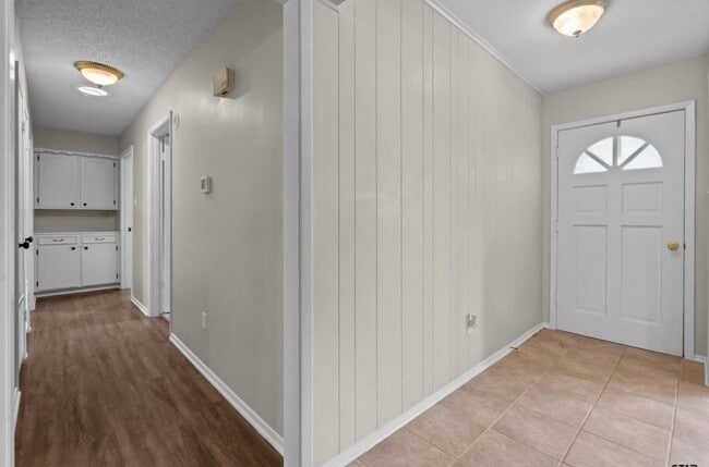 Building Photo - 2020 S Tipton Ave