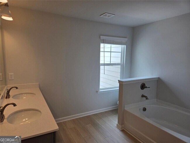 Building Photo - 308 Shine Dr
