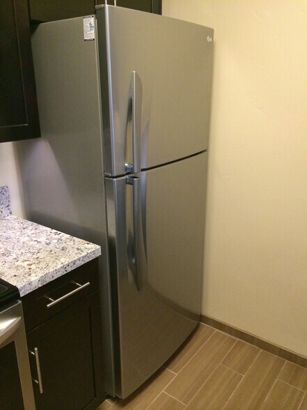 LG Full-size Refrigerator / Freezer - 6400 Christie Ave