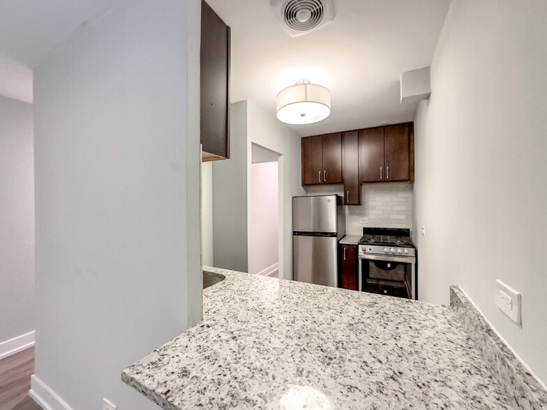 Building Photo - 536 W Barry Ave