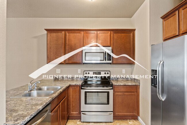 Building Photo - Bright 3 Bedroom, 3.5 Bathroom End Unit Townhouse with Finished Basement, AC and Washer/Dryer