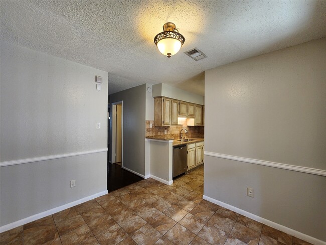 Building Photo - 17742 Kings Park Ln