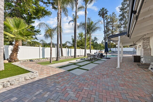 Building Photo - UPGRADED SOUTH OF THE BOULEVARD HOME WITH ...