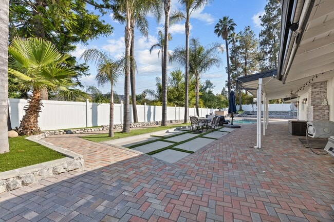 Building Photo - UPGRADED SOUTH OF THE BOULEVARD HOME WITH HUGE BACKYARD!