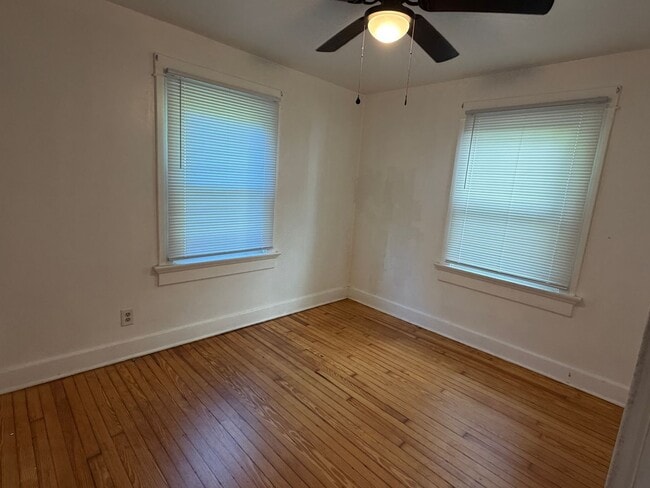Building Photo - Cute 2 bedroom/1 bath Bunglow with garage in Dayton