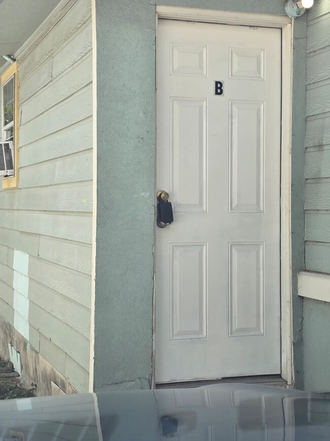 Building Photo - "Charming 2-Bed Duplex Retreat with Full Bath on Commercial Avenue – 842 Sq Ft of Cozy Living in ...