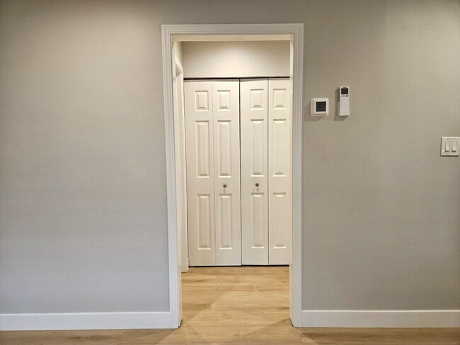Building Photo - Updated Top Floor 2 Bedroom/1 Bathroom Apa...