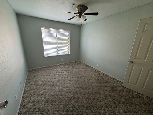 Building Photo - Beautiful Condo by the Lake