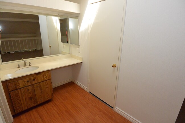 Building Photo - Lovely 1 Bed 1 Bath 2 Story Condo in Irvine