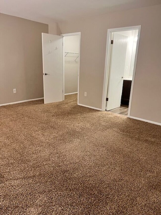 Building Photo - 1043 Scarborough Ct