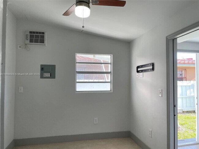Building Photo - 736 NW 22nd Ct