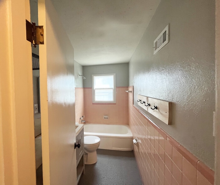 Bathroom - 7558 Woodland Ave